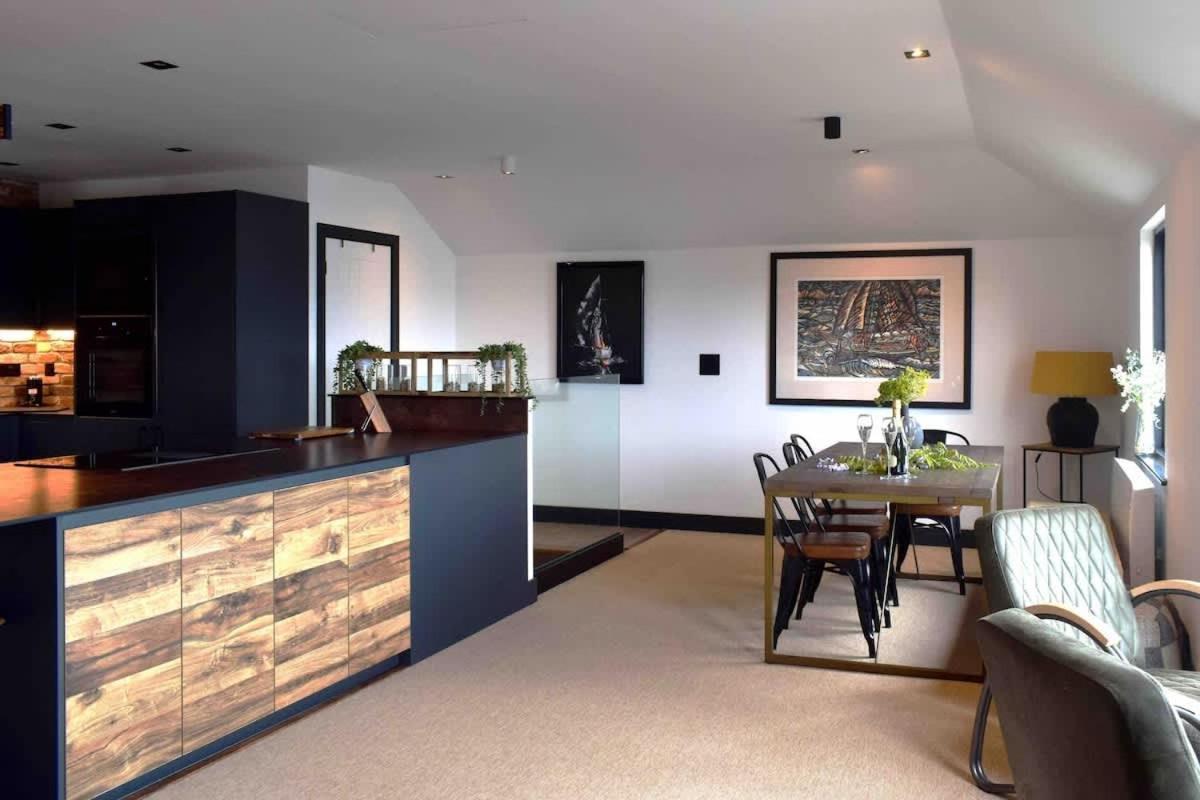פאלמות' Stunning Waterfront Apartment With Spectacular Views & Parking At 'Captains Loft' מראה חיצוני תמונה